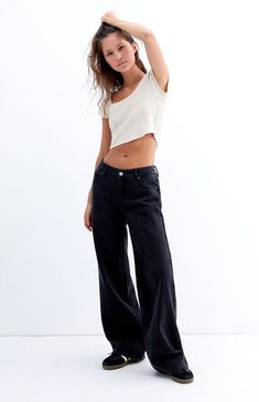 Sustainable style gets a major refresh with PacSun's Black Low Rise Girlfriend Jeans, made with sustainably sourced cotton. These jeans offer a perfect blend of fashion and conscience, featuring a trendy low-rise fit and wide-leg openings that cater to a relaxed slouchy fit. Model is wearing a size 26Model measurements: 5’7” height, 30” bust, 23” waist, 33” hipLearn more about PacSun eco items PacSun Womens Black Low Rise Girlfriend Jeans - Blue size 26 Pacsun Jeans Black, Low Waisted Black Jeans, Black Low Waisted Jeans, Pacsun Jeans Outfit, Black Low Rise Jeans Outfit, Black Jeans Outfit Aesthetic, Low Rise Jeans Outfit, Low Waisted Pants, Low Rise Baggy Jeans