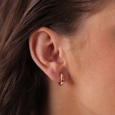 Gilda's small golden hoops add classic elegance to your jewelry collection. Expertly crafted in 14K gold, these earrings are perfect for everyday wear or a special occasion. Their simple yet timeless design will never go out of style, making them a must-have accessory. Earrings Gold Hoops Small, Gold Minimal Earrings, Trendy Earrings Gold, Modern Simple Gold Earrings, Elegant Gold Hoop Earrings, Classic Gold Earrings, Small Earrings Gold Simple, Everyday Earrings Simple Classy, Simple Earrings Gold Indian