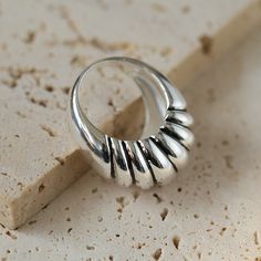 Classic scallop ring ~A style with a sense of weight, absolutely love it~The whole body is made of S925 silver, and the plain silver is made of old and black.The overall style is fashionable and versatile, the texture is online, and the details are in placeIt can be worn in various styles, highly recommended! !