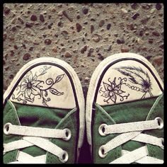 Converse Art Ideas, Drawing On Converse Ideas, Shoe Writing, Converse Doodles, Shoe Doodles, Converse Painting, Converse Art