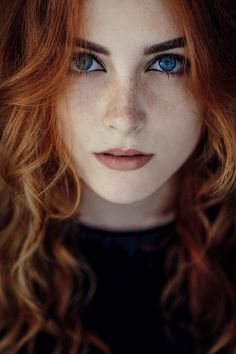 Personaje Fantasy, Ginger Women, Red Hair Woman, Natural Redhead, Portrait Photos, Hur Man Målar, Redhead Beauty, Hooded Eyes, Colorful Portrait