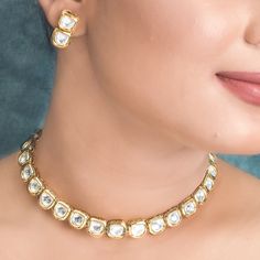 Kundan necklace featuring uncut Polki stones set in a delicate single line. Inspired by Sabyasachi, this dainty choker blends antique Indian gold with intricate Jadau craftsmanship. Perfect for a refined statement, it offers timeless beauty and sophistication in a small, designer piece. Ideal for any special occasion. *𝐏𝐑𝐎𝐃𝐔𝐂𝐓 𝐃𝐄𝐓𝐀𝐈𝐋* * Material: Brass * Plating: Gold Plated * Stone: Semi Precious Kundan, Polki. *𝐃𝐈𝐌𝐄𝐍𝐒𝐈𝐎𝐍𝐒* *    Necklace- Weight: 50 gm, Height: 0.33 Inche Small Polki Necklace, Kundan Jewellery Set Simple, Amrapali Jewellery, Kundan Polki Necklace, Sabyasachi Saree, Jadau Necklace, Regal Style, Kundan Choker Necklace, Kundan Jewellery Set