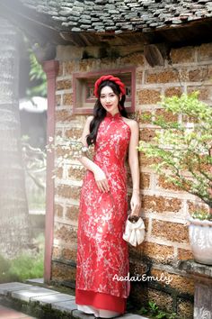 🌻This listing is for 1 long dress and headpiece  Pre-made ao dai (Vietnamese long dress) for women/girls. Material: Double layers voan/silk - Stretchy level : 0/10 🌻 The measurement of this ao dai (long dress) is in Vietnamese size (American size tends to be bigger for the same size). Please LOOK AT THE SIZE CHART CAREFULLY BEFORE ORDERING. There might have some chalk writings on the fabric due to making process. These marks can be washed away easily. 🌻🌻No returns or exchanges Buyer can cont Sleeveless Spring Wedding Cheongsam, Spring Wedding Sleeveless Cheongsam, Traditional Sleeveless Dresses For Celebration, Summer Traditional Ao Dai For Parties, Traditional Ao Dai For Summer Party, Summer Party Traditional Ao Dai, Sleeveless Ao Dai For Wedding, Traditional Summer Wedding Cheongsam, Traditional Ao Dai For Spring Party