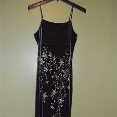 Velvet /Silver Sequins Spaghetti Strap Gown Slit: 17 Side By Side Length Long :46 Perfect Condition With Tag Fabrics:50%Acetate /50%Polyester Dry Clean Or Hand Wash / Dry Flat Beautiful Gown Made Usa From Pet/ Smoke Free Home Homecoming Dress 90s, Vintage Victoria Secret Slip Dress, Dark Homecoming Dresses, The Great Gatsby Dress, Whimsical Prom Dress, Winter Semi Formal Dresses, 90s Gown, Winter Dance Dresses, Fall Cocktail Dress