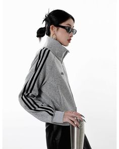 A track jacket whose short length adds to the trendy feel.

It's also cute to close the zipper all the way to the top to create a high neck.

Recommended for a street style look or a mix of clean items.

































◾️Model
Height/Weight: 167cm(65.7in)/40kg(88.1lb)
Try size: M






Cm
(inches)

Length
Chest
Sleeve Length


S
47(18.5)
106(41.7)
70.5(27.7)


M
48(18.8)
110(43.3)
72(28.3)


L
49(19.2)
114(44.8 One Piece Top, Street Style Looks, Strike A Pose, Track Jacket, Height And Weight, Track Jackets, Fur Jacket, Model Height, Skirt Set