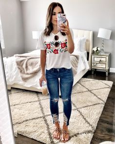 Embroidered tee, jeans, & Tory Burch sandals | Cute & casual jeans outfit Ripped Jeggings, Jeans Trend, Jeans Outfit Summer, Jeans Outfit Casual, Sandals Outfit, Tory Burch Sandals, Trendy Swimwear, Man Ray, Outfits Women