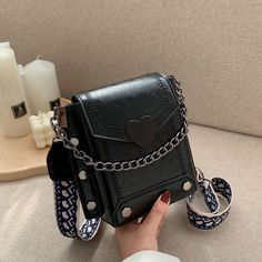 SIZE: (Width)18cm * (Height)17cm * (Thickness)8cmShoulder strap length: 120cmNote: 1 Inch=2.54 CM; 1 CM=0.39 Inch , Due to different batches, bag's liner may be different. Fashion designer and good price, please rest assured purchase. ( All pictures are actual photos. But due to the different light and monitor setting, minor color difference maybe exist. Thank you for understanding. ) Brand Name Vvsha Shape FLAP Place Of Origin US(Origin) Handbags Type Messenger Bags Origin US(Origin) Main Mater Mini Chain Bag, Womens Messenger Bag, Retro Bags, Heart Chain, Styl Retro, Leather Bag Women, Braided Strap, Casual Tote, Satchel Purse