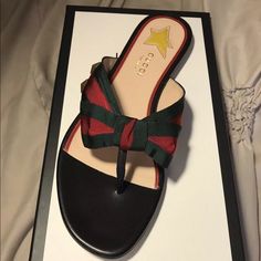 New Size 34 Chic Gucci Flat Sandals, Gucci Sandals With Leather Sole For Summer, Chic Gucci Sandals With Single Toe Strap, Gucci Designer Sandals With Single Toe Strap, Designer Gucci Sandals With Single Toe Strap, Elegant Gucci Flat Sandals, Gucci Black Sandals With Single Toe Strap, Gucci Flat Sandals With Leather Sole, Gucci Leather Sandals Flat Heel