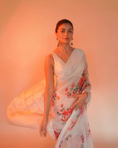 Alia Bhatt Alia Bhatt Saree, Sleeveless Blouse Designs, Floral Sarees, Indian Saree Blouse, White Saree, Saree Blouse Designs Latest