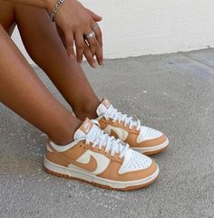 Nike Low Dunks Outfit, Nike Dunks Low Outfit Woman, Low Dunks Outfit, Lv Skate Sneaker, 2022 Sneakers, Sneakers Nike Jordan, Dunks Outfit, Tan Sneakers