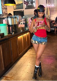 Leopard Denim Shorts Pink Shorts Outfits, Jamaica Outfits, Y2k Summer Outfits, Club Fits, Outfits Y2k, High Fashion Outfits, Leopard Fashion, Fire Fits