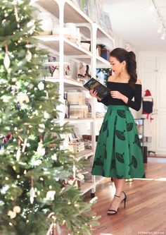 Vintage vibes in @modcloth // retro-inspired christmas party outfit with A-line midi skirt and off-shoulder top Modcloth Vintage, Silvester Outfit, Outfits Dressy, Christmas Party Outfit, Outfits 2016, Christmas Party Outfits, Warm Christmas, Chic Christmas, Christmas Outfits