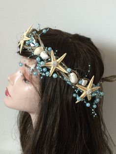 "Please do not buy it ,if you need it before a week.Shipping takes a week to US and 3 days to EU AFTER PROCESSING TIME.Some items are ready to ship.ı will send them the day after. This crown is a necessity for any beach trip, beach wedding, or mermaid enthusiast! These lovely tiaras are dainty and unfussy, so don't limit them to the festival circuit. Designed with weddings in mind, the pearl-and-seastar-embellished circlets are practically made for unique and gorgeous photos. This sweet and pret Beach Wedding Tiara, Starfish Headpiece, Seashell Headband, Mermaid Bachelorette, Seashell Crown, Hair Tiara, Mermaid Crown, Quinceanera Hairstyles, Mermaid Diy