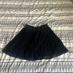 Never Worn! Edikted For Visibility Black Short Lined Skirt, Black Short Pleated Lined Skirt, Black Pleated Short Skirt For Spring, Black Short Pleated Skirt For Spring, Black Lined Mini Pleated Skirt, Black Mini Pleated Skirt With Lining, Black Full Skirt Skort For Summer, Chic Full Skirt Black Skort, Chic Black Full Skirt Skort