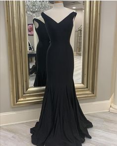 Classic Black Evening Gown, Black Prom Dress Long, Hoco 2023, Black Dress Red Carpet, Prom Dresses Long Black, Black Gowns, Drawing Female, Black Chiffon Dress, Handmade Wedding Dresses