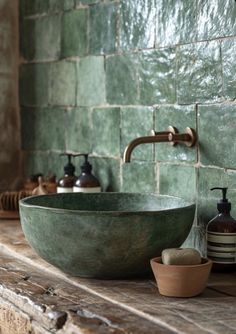 Green Bathroom Tile Ideas, Green Bathroom Tile, Baie Vintage, Outdated Bathroom, Green Tiles, Bathroom Tile Ideas, Tile Trends, Tile Shower Ideas