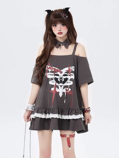 Get ready to rock an edgy yet cute look with our gray skeleton print cutout shoulder T-shirt! This trendy top features a bold skeleton print and stylish cutout shoulders, adding a touch of rebellious charm to your outfit. Plus, it comes with a free fake collar to enhance the layered look.  Please note that this product includes only the T-shirt.  Free Fake Collar(not for sale)  Garment Size   	 		 			Size 			S 			M 		 		 			Full Length 			71 			73 		 		 			Bust 			116 			120 		 		 			Sleeve Leng Emo Crew Neck Top For Summer, Emo Short Sleeve Tops For Summer, Emo Style Short Sleeve Tops For Summer, Emo Style Short Sleeve Summer Tops, Summer Emo Style Short Sleeve Tops, Summer Cotton Emo Style Tops, Summer Emo Style Cotton Tops, Summer Emo Cotton Tops, Grunge Skull Print Tops For Summer