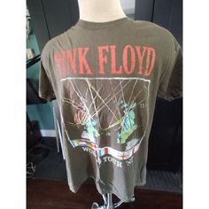 a t - shirt that says pink floyd on it