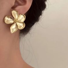 Vintage Delicate Flower Stud Earrings For Women - Elegant Zinc Alloy Jewelry With Exaggerated Design, Dating Earrings For Females, Vintage Style Accessories For Everyday Wear Ear Needle Material Alloy Silver Tone Zinc Alloy Brand New Color May Vary Due To Lighting Embellished Fashion, Floral Studs, Razzle Dazzle, Alloy Earrings, Flower Stud Earrings, Gold Collar, Flower Stud, Styl Boho, Watches Women Fashion