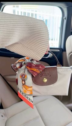 Mini Longchamp Bag, Longchamp Pouch, Longchamp Bag Outfit, Longchamp Mini, Inside My Bag, Longchamp Bag, Handbag Essentials, Bag Obsession, Girly Bags