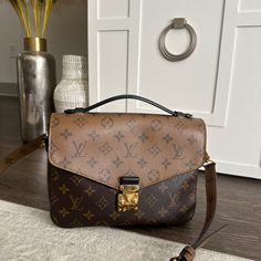 Gently Used Pochette Mtis Reverse Canvas Louis Vuitton. Slight Wear On The Front Gold Hardware (Shown In Photo) Other Than That, Very Gently Used Condition And In Amazing Shape! Pochette Louis Vuitton, Louis Vuitton Pochette, Gold Hardware, Louis Vuitton Bag, Bag Lady, Louis Vuitton, Canvas, How To Wear, Color