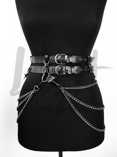 Waist belts represent an incredibly powerful accessory, which give to a basic outfit a personal touch, a sense of style and sexiness. More than this, waist leather belts with chains are always surprising and say a lot of your personality: bold, exhaustive, strong. You know who you are and you want Styl Goth, Vestiti Edgy, Harness Fashion, Leather Accessories Handmade, Waist Belts, Bold Accessories, Leather Lingerie, Grunge Goth, Leather Harness