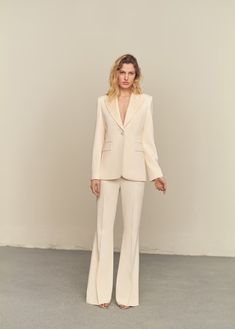 Structured blazer with satin lapels - Women | MANGO USA Structured Jacket, Chelsea Boots Women, Outfit Formulas, Pantsuits For Women, Linen Suit, Suit Style, Blazer With Jeans, Total Look, Blazer Outfits