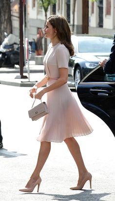 Looks Kate Middleton, Gorgeous Summer Dresses, Walking Down The Street, Elegant Outfit Classy, Woman Walking, Gaun Fashion, Chique Outfits, Queen Letizia, Looks Chic