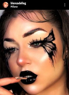 Cool Halloween Eyeliner, Dark Butterfly Makeup, Halloween Makeup Looks 2023, Holloween Makeup Glam, Black Butterfly Makeup, Make Up Looks Halloween, Halloween Face Makeup For Women, Fantasy Makeup Ideas Creative