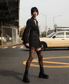 Mundo Pelusa.: El estilo de Sora Choi. Gen Z Goth Fashion, Sora Choi Street Style, Choi Sora, Sora Choi, 90s Fashion Grunge, Tokyo Street Style, Street Style Fashion, Alternative Outfits, Harajuku Fashion