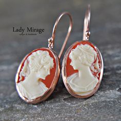 Earrings that are based on the baroque style ... Lady Cameo adorns the design of the oval earrings, which are decorated with a rose gold-plated frame. Due to the coral-colored background, Lady Cameo with her cream-colored silhouette comes out strongly. The colors create a magical interplay and make the earrings a very special and romantic piece of jewelry. Give yourself a present or make other vintage lovers happy. You can find the right ring and necklace in our shop under the following links: https://www.etsy.com/de/listing/1085128030/925-sterling-silber-lady-cameo?ref=shop_home_active_15 https://www.etsy.com/de/listing/1085425074/925-silber-lady-cameo-rosevergoldete?ref=shop_home_active_14 Length: approx. 3 cm including leverbacks Lady cameo cabochon: 13mm x 18mm ♥ Handmade with Love Lad Classic Cameo Earrings, Classic Cameo Earrings Gift, Elegant Round Cameo Earrings, Ornate Hallmarked Rose Gold Jewelry, Cameo Round Earrings As Gift, Elegant Cameo Earrings As Gift, Elegant Cameo Earrings For Gift, Hallmarked Oval Rose Gold Earrings, Vintage Rose Gold Round Earrings