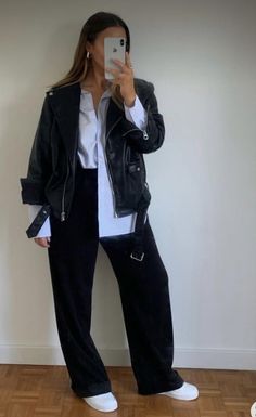 Black Pants Outfit Autumn, Wide Leg Black Cargo Pants Outfit, Outfits With Black Jacket, Outfit Pantalon Cuir, Outfit Avec Pantalon Noir, White Button Down Shirt Outfit Fall, Autm Outfit, Evening Outfits Casual, Outfit Jean Noir