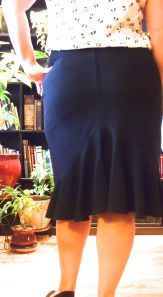 How to draft a back flounce for pencil skirts… Diy Skirt Pattern, Flounce Pattern, Circle Skirt Tutorial, Argentine Tango Dress, Fancy Skirts, Sew Your Own Clothes, Skirt Inspiration, Modern Sewing Patterns, Skirt Tutorial