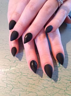 Matte Black Stelleto Short Stelito Nails Black, Pointy Dark Nails, Short Arrow Nails, Short Stilleto Nails Halloween, Stelito Nails Short, Short Stilleto Halloween Nails, Short Steletoes Nails, Mini Stiletto Nails, Halloween Nails Pointy