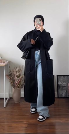 Black Coat Hijab Outfit, Hijabi University Outfits, Win Outfits, School Hijab, Modest Outfits Muslim, Modest Winter Outfits, Mantel Outfit