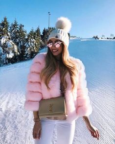 Cute Ski Outfits For Women, Cute Ski Outfits, Ski Outfit For Women, Pretty Winter Outfits, Pink Fur Coat, Elegant Gloves, Stylish Winter Outfits, Photographie Portrait Inspiration, Snow Outfit