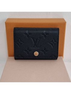 Gender: Women   Brand: LOUIS VUITTON   Product Name: Business Card Holder Monogram Embossed Leather Black   Bags Alora Code: 18182009   Color: black   Composition: Cowhide Leather   Origin: France   Features:  Flapfold 1 card slot    Designer Style ID M58456 Designer Leather Card Holder With Embossed Logo, Luxury Black Card Holder With Engraved Logo, Black Leather Card Holder With Logo Plaque, Black Leather Card Holder With Embossed Logo, Black Textured Leather Card Holder, Black Business Card, Black Business, Black Leather Bags, Rose Gold Hardware