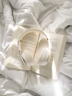 book, books, reading, writing, headphones, music, love and other words, romance, bed, sunny, sun, relax, romance books White Headphones, Cream Aesthetic, 背景 シンプル, Beige Aesthetic, White Wallpaper, White Aesthetic, Ipad Wallpaper, الرسومات اللطيفة, Noise Cancelling