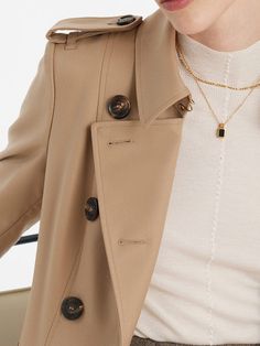 -Wollstoff

 -Komfortabel und warm

 -Mit einem Gürtel

 Der Trenchcoat ist aus Wollstoff gefertigt und bietet unvergleichliche Wärme und Komfort. Das klassische zweireihige Design und die langen Ärmel mit verstellbaren Trägerbündchen sind sowohl vielseitig als auch funktional und machen es zu einem Must-have für jeden modebewussten Menschen. Der mitgelieferte Gürtel lässt sich in der Taille betonen und betont nicht nur Ihre Figur, sondern verleiht Ihrem Ensemble auch eine raffinierte Note.

Z Women Trench Coat, Trench Coats Women, Wool Fabric, Double Breasted, Trench Coat, Length Sleeve, Full Length, Wool, Fabric