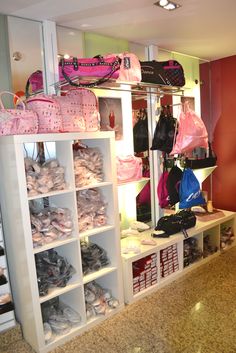 there are many bags and purses on the shelves