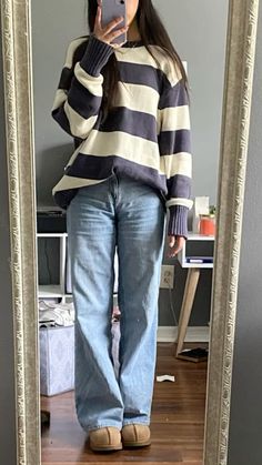 Baggy Jeans Crewneck Outfit, Rib Knit Sweater Outfit, Ugg Outfit Inspiration, Brandy Melville Brianna Sweater Outfit, Light Jean Outfits Fall, Styling White Sweater, Jeans And Big Sweater Outfit, Oversized Crewneck Outfit Winter, Columbia Pullover Outfit