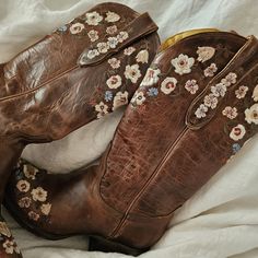 Cavenders Brand Women's Cowboy Boots. Size 6 Extra Narrow So They Run A Little Smaller Than A True 6. They Have Been Loved, But There Is So Much Life In Them. 100% Leather And Very Well Made And Tough. A Few Loose Strings That Can Be Clipped, But I'll Let The New Owners Do That How They Want. Thrifted Cowboy Boots, Formal Cowgirl Boots, Embroidery Cowboy Boots, Unique Cowgirl Boots, Cowboy Boots For Bride, Wide Calf Cowboy Boots For Women, Cowgirl Boots With Flowers, Shorts With Cowboy Boots, Floral Cowboy Boots