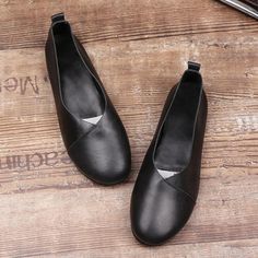 ltem Type: ShoesMain Material: CowhideStyle: Casual, DailySeason: Spring,Summer,AutumnHeel Type:FlatUpper Material: LeatherOutsole Material: RubberInsole Material: PigskinHeel Height:Low(1-3cm) Size length cm inch 34 21.00 8.27" 35 22.50 8.86'' 36 23.00 9.06'' 37 23.50 9.25'' 38 24.00 9.45'' 39 24.50 9.65'' 40 25.00 9.84'' 41 25.50 10.04'' Black Slip-on Flats For Spring, Spring Black Round Toe Flats, Black Flat Slip-ons For Spring, Casual Black Pointed Toe Slip-ons, Fall Flat Leather Shoes, Spring Pointed Toe Flats With Rubber Sole, Black Flat Heel Loafers For Summer, Comfortable Black Summer Loafers, Casual Black Closed Toe Flats