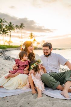 A family photo session with toddlers can present some unique challenges. As sweet and wonderful as they are, toddlers are also impossibly hard to predict. We have a few simple tips and tricks. You can ensure a successful and enjoyable experience for everyone involved. Photography Poses Family, Family Photo Pose, Beach Family Photos