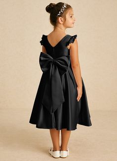 Francine boasts an elegant A-line silhouette in matte satin, featuring a graceful V-neck and charming cap sleeves. Perfectly poised for any special occasion, it combines sophistication with youthful charm. Black Junior Bridesmaid Dress, Black Flower Girl, Black Flower Girl Dress, Dresses In Black, Satin Flower Girl Dress, Dress Code Wedding, Lace Bride, Ivory Dresses, Junior Bridesmaid Dresses