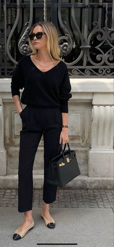 All Black Capsule Wardrobe, French Fall Outfits, Black Capsule Wardrobe, Hermes Birkin Bag, Chanel Flats, Mode Tips, Girls Fall Outfits, Quiet Luxury, Casual Work Outfits