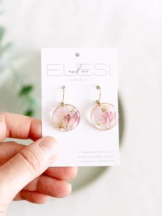 Light pink round pressed wild flower earrings, earrings with real pink flowers, resin wildflower earrings, epoxy resin earrings gold / silver Earrings with real, pressed pink straw flowers, pink wild flowers and white gypsophila in crystal-clear synthetic resin, framed in a round shape made of gold-plated or silver-plated brass Handmade earrings with real, pressed flowers in glass-clear synthetic resin / resin / epoxy resin, framed in a gold-plated or silver-plated brass setting Flowers: straw f Resin Earrings Flowers, Rose Gold Pressed Flower Earrings, Adjustable Pink Jewelry With Pressed Flowers, Pink Birth Flower Dangle Jewelry, Pink Pressed Flower Drop Earrings, Pink Dangle Jewelry With Pressed Flowers, Pink Dangle Earrings With Pressed Flowers, Pink Drop Earrings With Pressed Flowers, Rose Gold Pressed Flower Earrings Gift