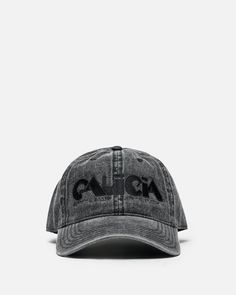 the cap is black and has an embroidered logo on it, which reads gaug