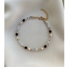 Pearl Crystal Bracelet, Gold And Pearl Beaded Bracelet, Modern Beaded Bracelets, Minimalist Jewelry Making, Kinds Of Beads, Chain Bracelet With Beads, Minimalist Beads Bracelet, Bead And Chain Bracelet, White Beaded Pearl Bracelet 14k Gold Filled