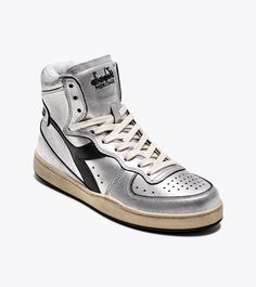 Gifts Wishlist, Diadora Sneakers, Sneaker Outfits Women, Shoes Ideas, Shoe Wishlist, Fitness Gifts, Line At, Tech Gifts